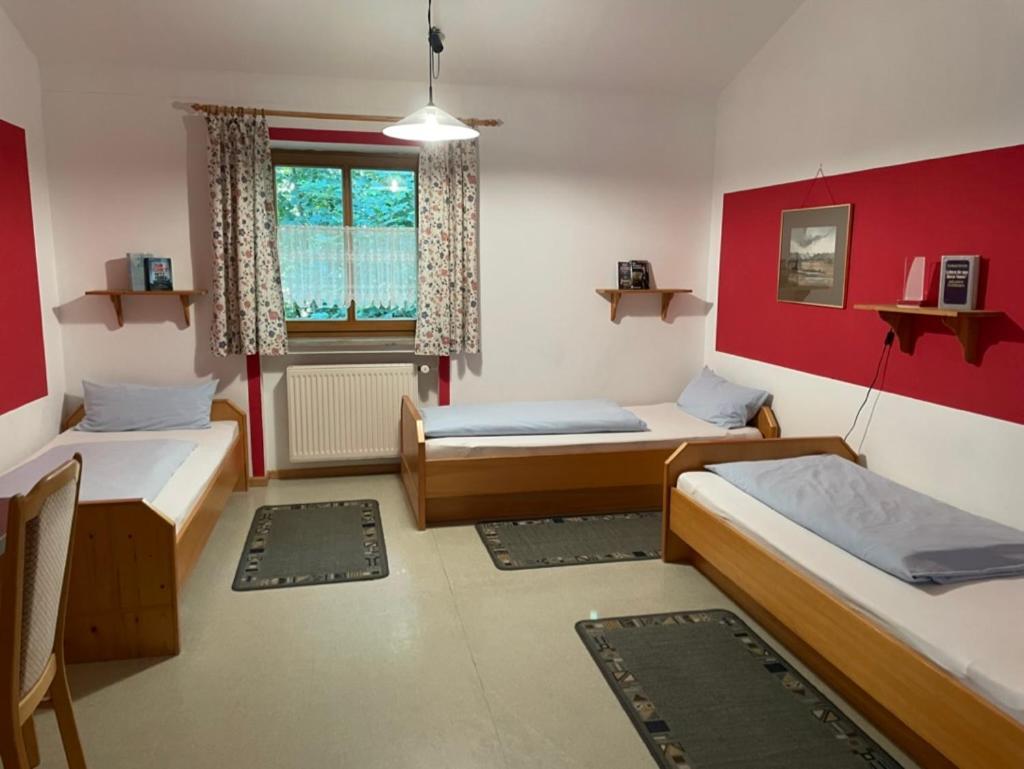 ויילהיים אין אוברבאיירן Krug'S Family Hostel Und Restaurant מראה חיצוני תמונה